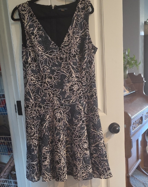 Tommy Hilfiger Dresses & Skirts - Tommy Hilfiger Black and White Floral Midi Dress